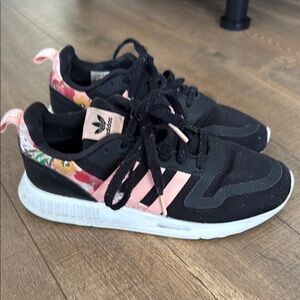 Adidas Women's Black and Pink Sneakers